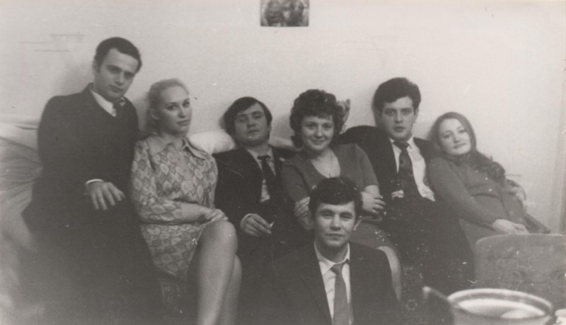 Фотографія. В. Івасюк сидить на дивані з друзями. 1972 рік.