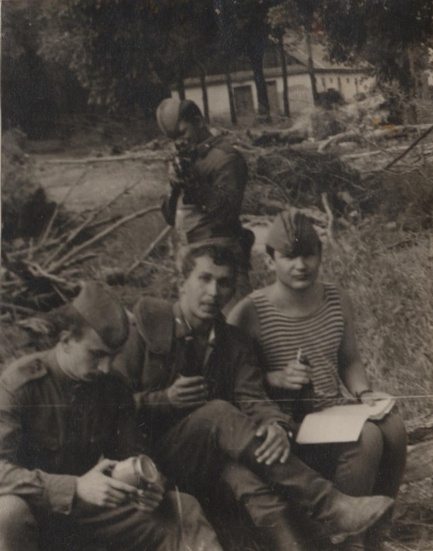 Фотографія. В. Івасюк сидить з двома хлопцями у солдатській формі. Новоград-Волинський. Липень 1972 року.