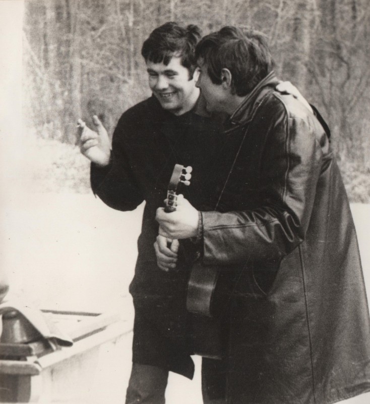 Фотографія. В. Івасюк грає на гітарі, біля нього хлопець. 1972 рік.