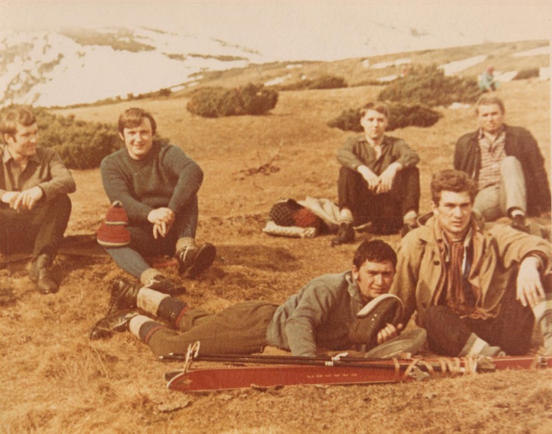 Фотографія. В. Івасюк поряд з п'ятьма хлопцями. 1972 рік.