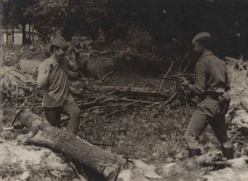 Фотографія. В. Івасюк. Перед ним стоїть хлопець у солдатській формі з автоматом. Новоград-Волинський. Липень 1972 року.