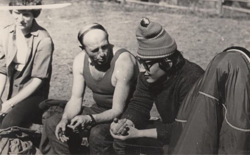 Фотографія. В. Івасюк розмовляє з чоловіком. 1972 рік.