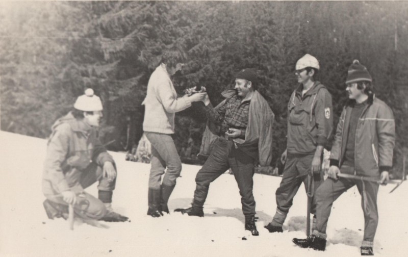 Фотографія. В. Івасюк з друзями у сніжному лісі. 1972 рік.