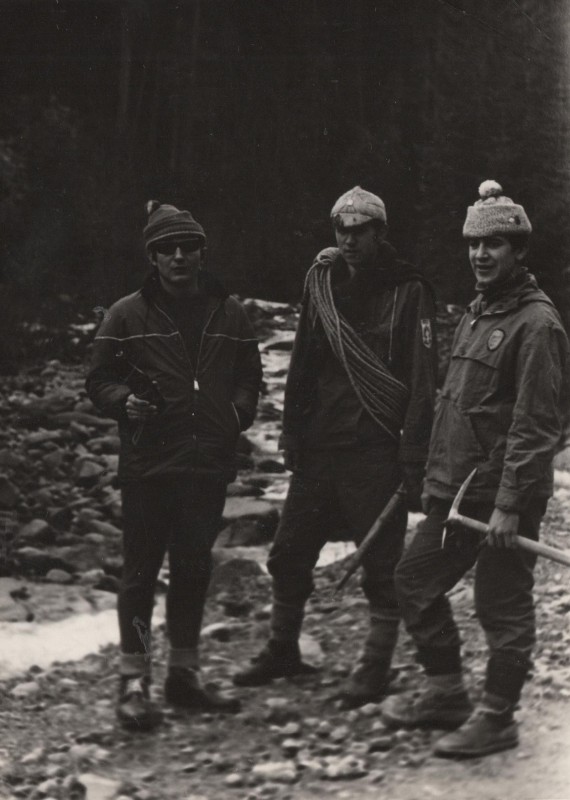 Фотографія. В. Івасюк з друзями біля річки. 1972 рік.