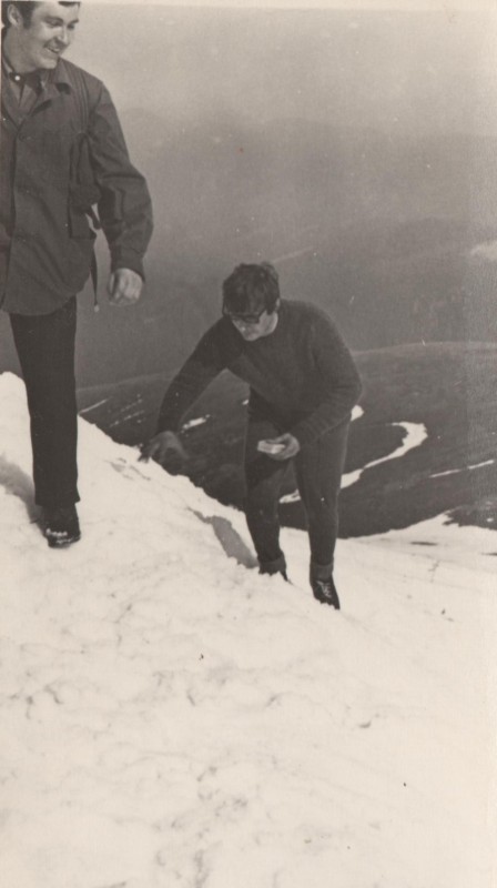 Фотографія. В. Івасюк видирається на гору. 1972 рік.