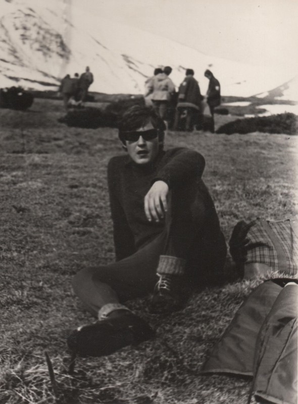 Фотографія. В. Івасюк сидить на траві, далеко видно друзів. Яремче. 1972 рік.
