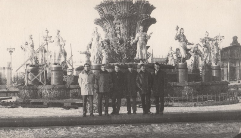Фотографія. В. Івасюк з хлопцями на ВДНГ. Москва. 1972 рік.