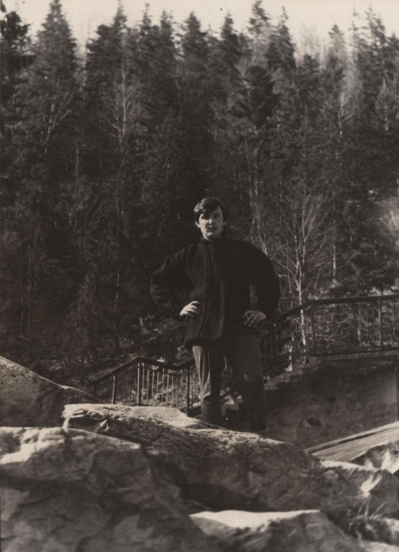 Фотографія. В. Івасюк попереду лісу. Яремче. 1972 рік.