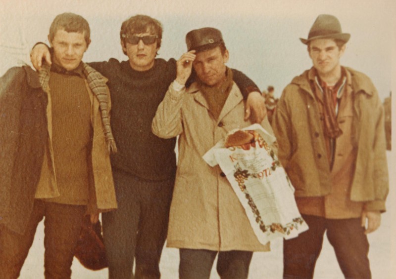 Фотографія. В. Івасюк з хлопцями, один з них Жан Макаренко. 1972 рік..