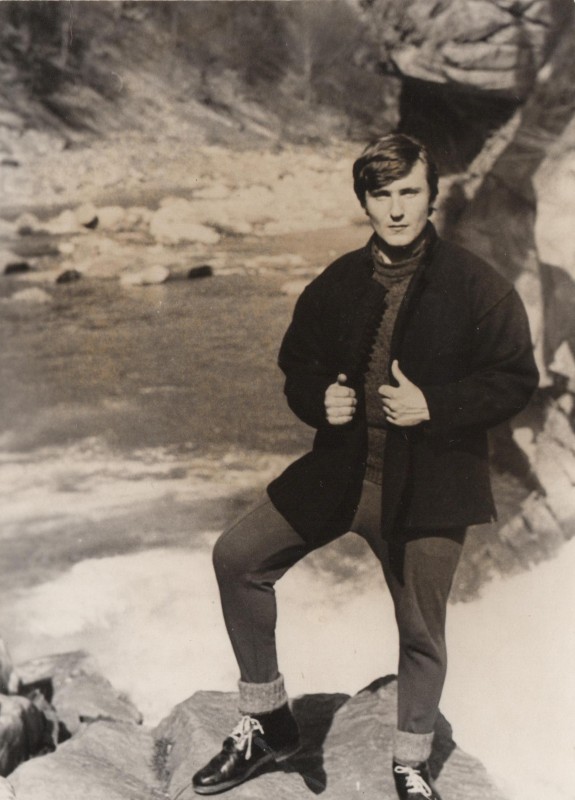 Фотографія. В. Івасюк стоїть на камені біля ріки. Яремче. 1972 рік.