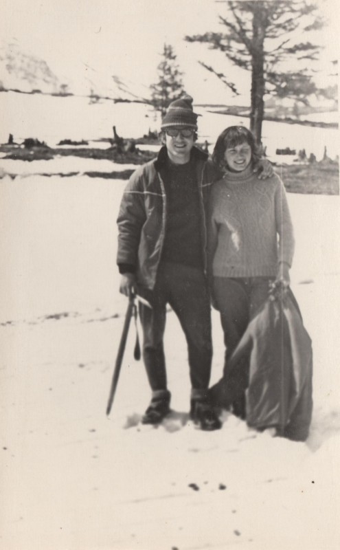 Фотографія. В. Івасюк стоїть на снігу з дівчиною, обнявши її за плечі. 1972 рік.