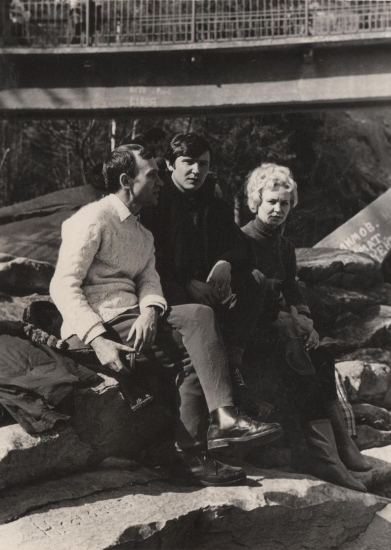 Фотографія. В. Івасюк сидить на каміннях з білявою жінкою і Жаном Макаренком. Яремче. 1972 рік.