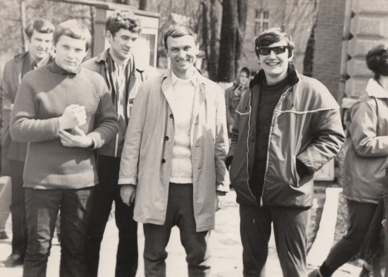 Фотографія. В. Івасюк з Жаном Макаренком та іншими хлопцями. 1972 рік.