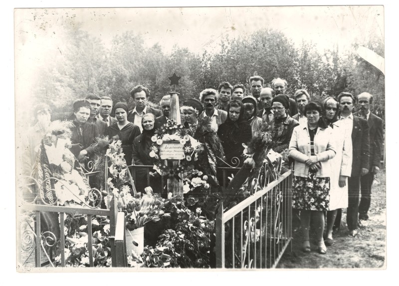 Фото сюжетне. Похорон Лелеченка Олександра Григоровича - заступника начальника електроцеху 4-го енергоблоку Чорнобильської АЕС, учасника ліквідації наслідків аварії на ЧАЕС. 10 травня 1986 р., смт Степове Лубенського району Полтавської області.