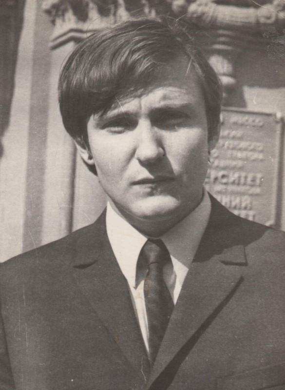 Фотографія. В. Івасюк. Позаду дошка з написом «Університет». 1973 рік.