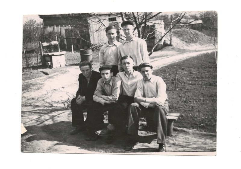 Фото групове. Лелеченко Олександр Григорович - заступник начальника електроцеху Чорнобильської атомної електростанції, учасник ліквідації наслідків аварії на ЧАЕС з друзями дитинства. с. Новооріховка Лубенський р-н, Полтавська обл. 1952-1953 рр.