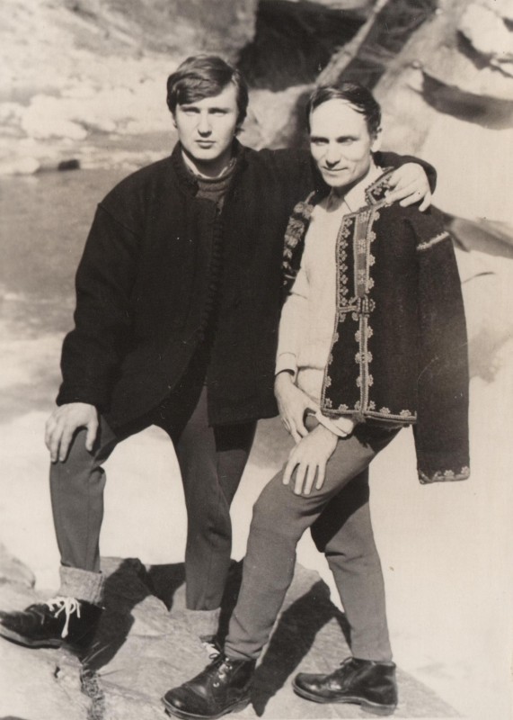 Фотографія. В. Івасюк обнімає за плечі Жана Макаренка у вишитому сардаку. Яремче. 1972 рік.