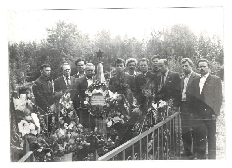 Фото сюжетне. Похорон Лелеченка Олександра Григоровича - заступника начальника електроцеху 4-го енергоблоку Чорнобильської атомної електростанції, учасника ліквідації наслідків аварії. 10 травня 1986 р. смт Степове Лубенський р-н, Полтавська обл.