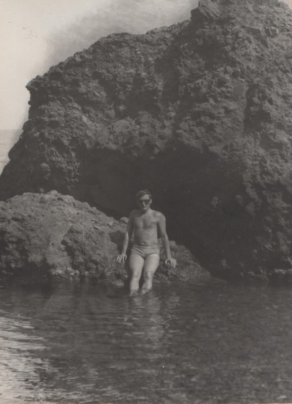 Фотографія. В. Івасюк у темних окулярах, плавках. Крим. Феодосія. Серпень 1973 року.