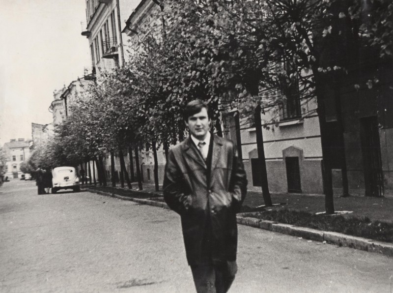 Фотографія. В. Івасюк йде вулицею Маяковського. Чернівці. 1973 рік.