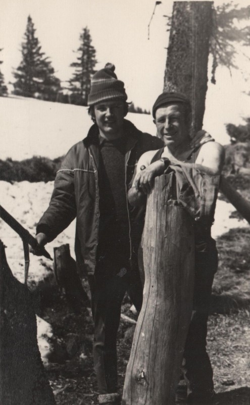 Фотографія. В. Івасюк з чоловіком у лісі. 1972 рік.