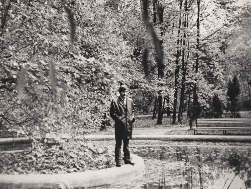 Фотографія. В. Івасюк в університетському парку біля води. 14 жовтня 1973 року.