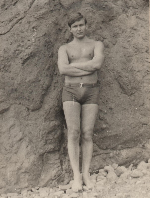 Фотографія. Чорно-біла. Сюжетна. В. Івасюк стоїть біля скелі у плавках. Крим. Феодосія. Серпень 1973 року.