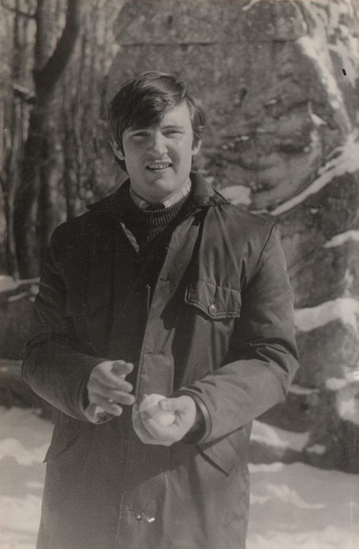 Фотографія. В. Івасюк зі сніжком у руках. 1973 рік.