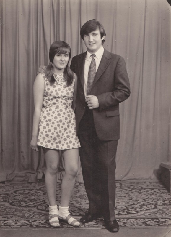 Фотографія. В. Івасюк із сестрою Оксаною у фотоательє. 1973 рік.