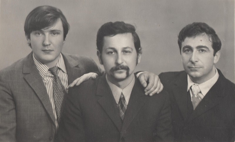 Фотографія. В. Івасюк з однокурсниками. 1973 рік.