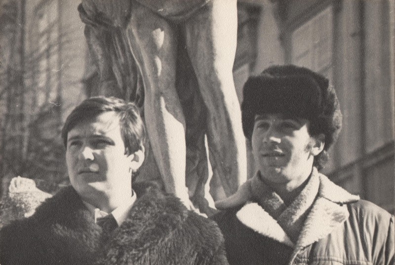 Фотографія. В. Івасюк з Володимиром Дубасом біля фонтану "Амфітріта". 1973 рік.