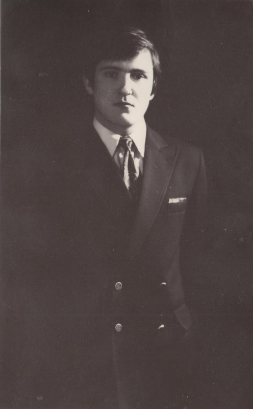 Фотографія. В. Івасюк на темному фоні. Чернівці. Осінь 1973 року.