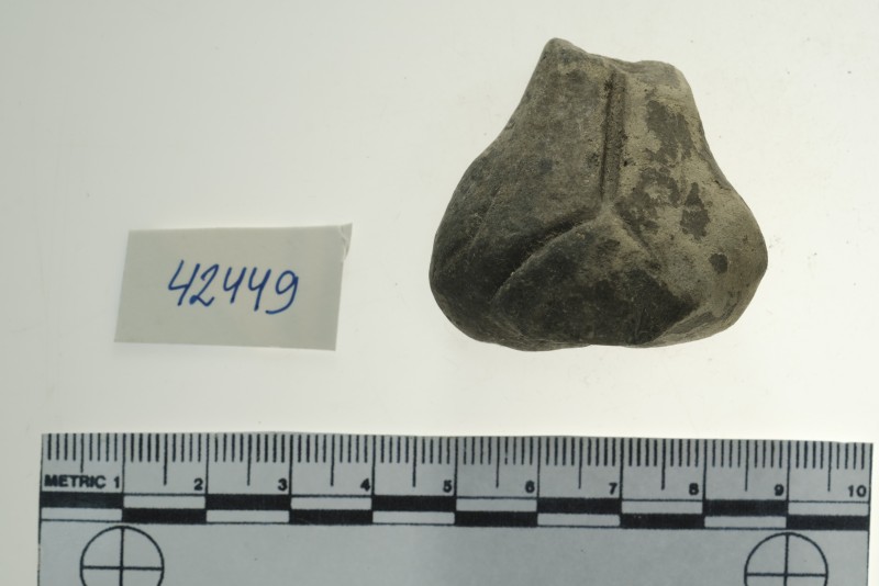 Нижня частина жіночої глиняної статуетки