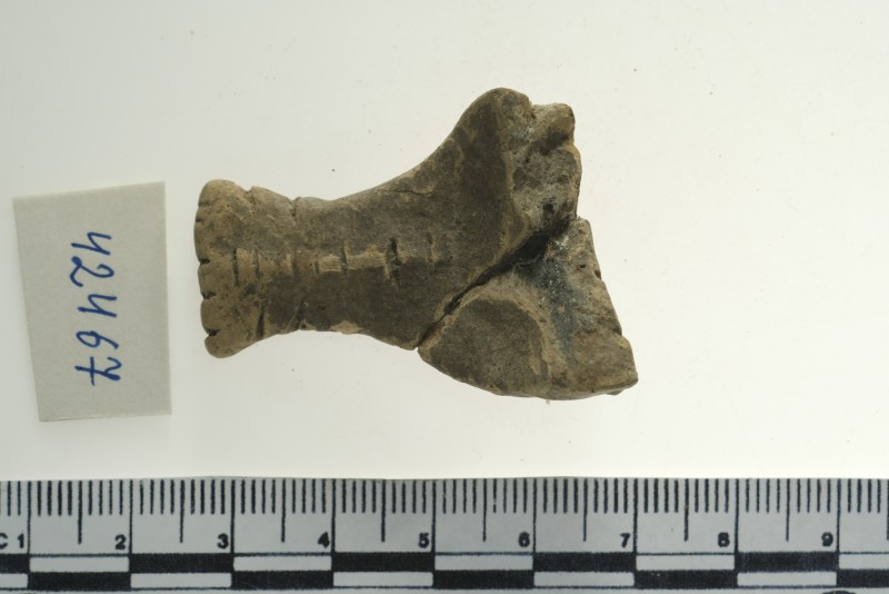 Уламок глиняного крісла для фігурки