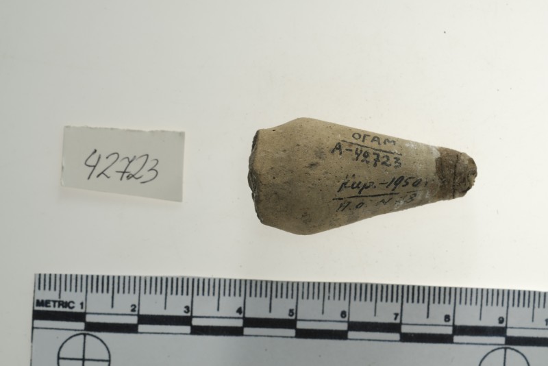 Уламок нижньої частини фігурки людини