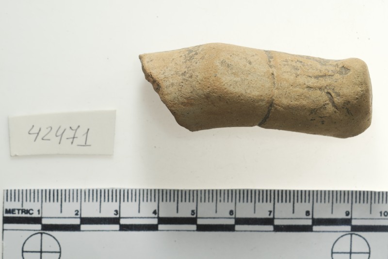 Нога великої глиняної фігурки