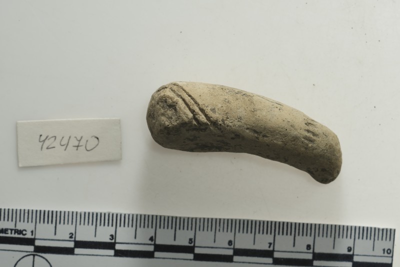 фрагмент лівої ноги із частиною тазу фігурки