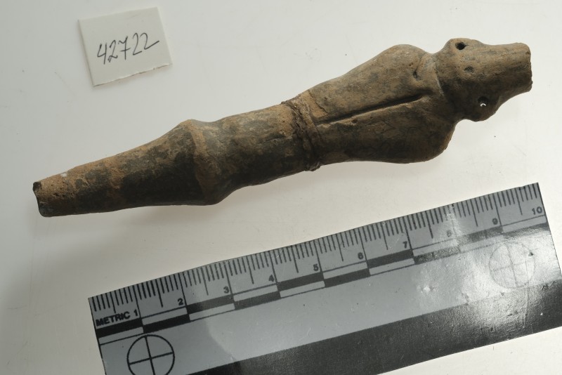 Нижня частина глиняної фігурки людини