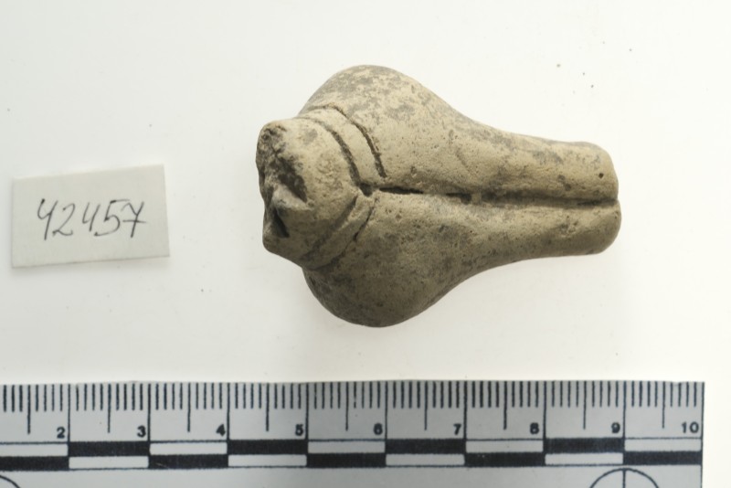 Нижня частина жіночої глиняної фігурки