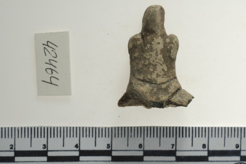 Верхня частина жіночої глиняної фігурки