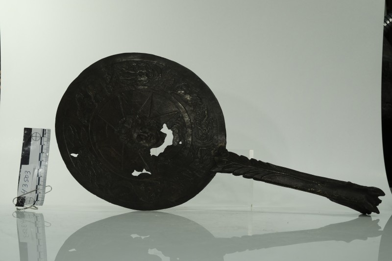 Металеве дзеркало