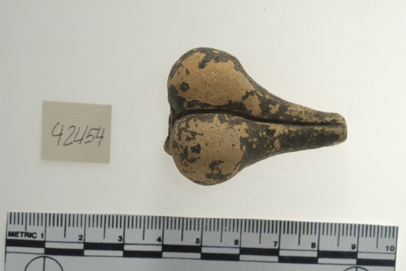 Нижня частина глиняної жіночої фігурки