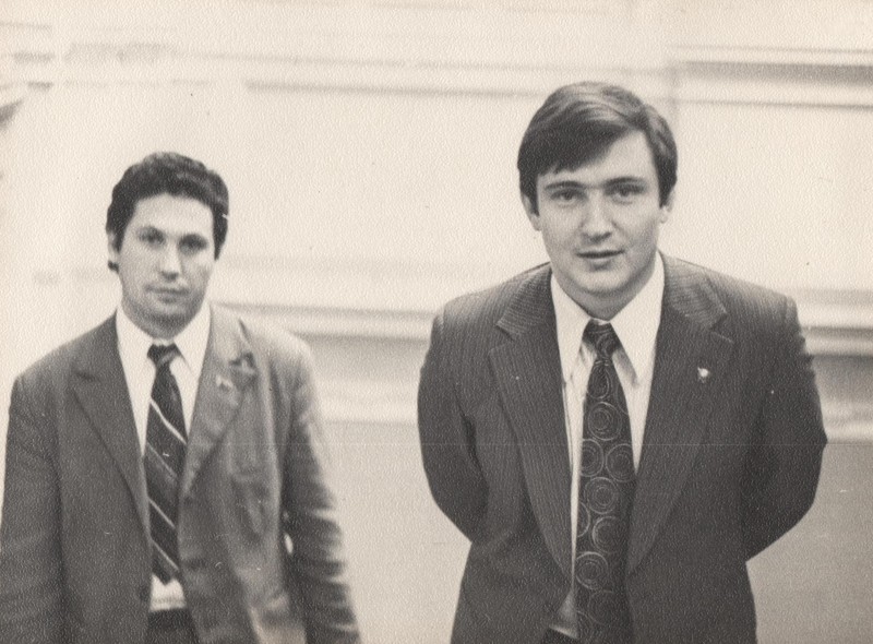 Фотографія. В. Івасюк, позаду стоїть Богдан Гнатовський. 1973 рік.