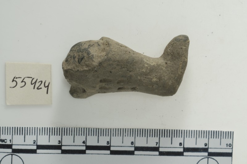 Нога глиняної фігурки