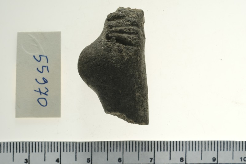 Фрагмент глиняної жіночої фігурки