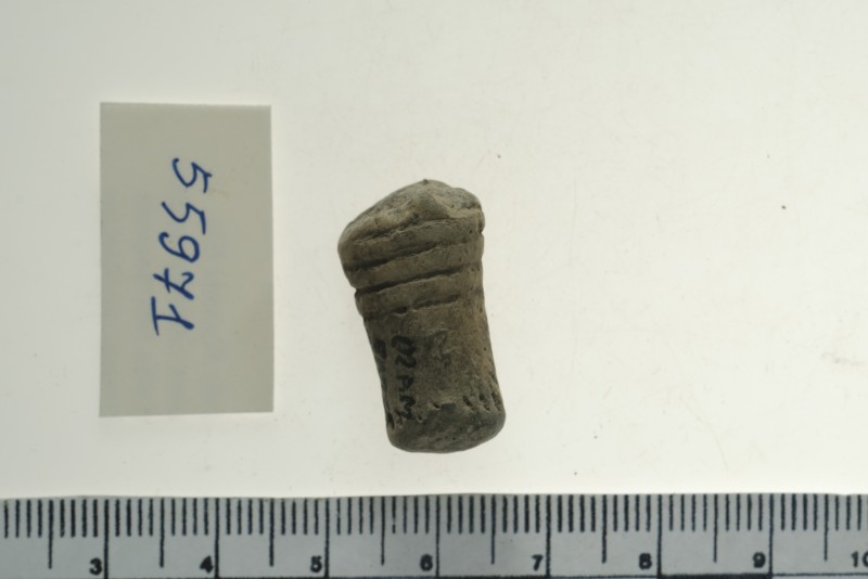 Фрагмент верхньої частини жіночої глиняної фігурки