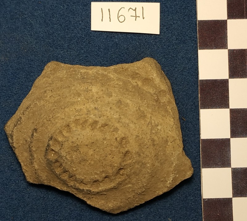 Фрагмент стінки ліпної сіроглиняної посудини