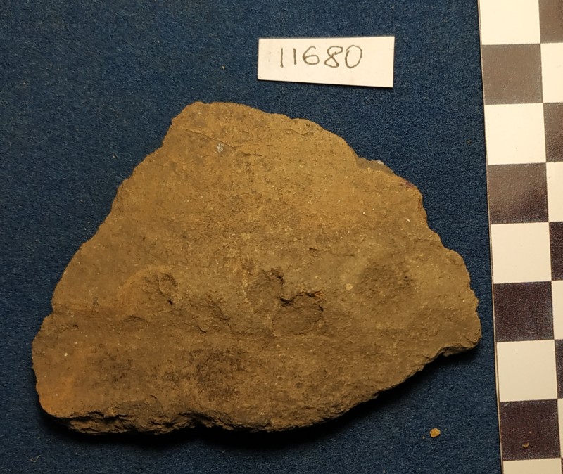 Фрагмент стінки ліпної сіроглиняної посудини жовтого кольору ззовні