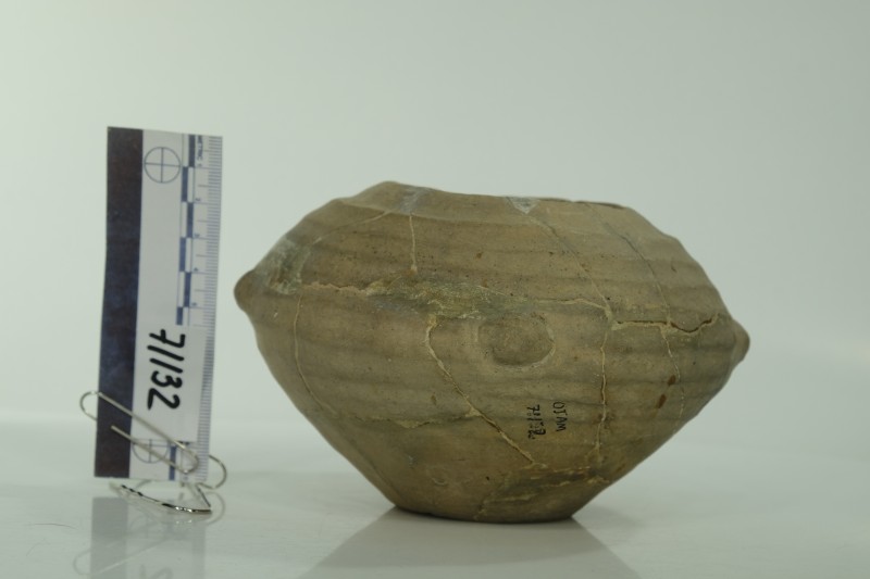 Жовтоглиняна кулясто-плеската посудина