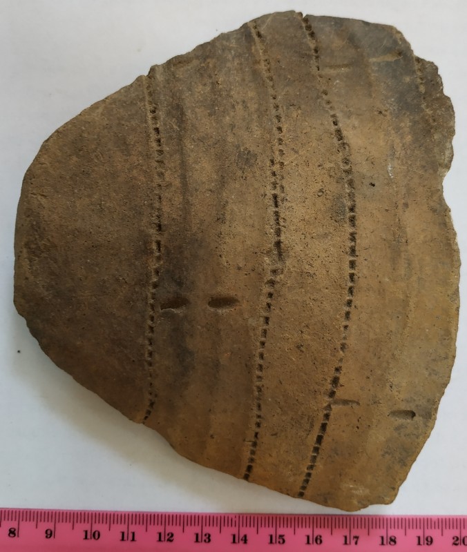 Фрагмент придонної частини ліпного жовтоглиняного посуду.